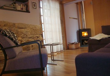 sala de estar con chimenea-estufa